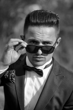 yakışıklı erkek takım elbise ve güneş gözlüğü