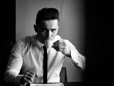 İçecekler kahve genç adam 