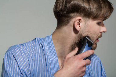 Maço ile gri arka plan üzerinde Elektrikli tıraş makinesi