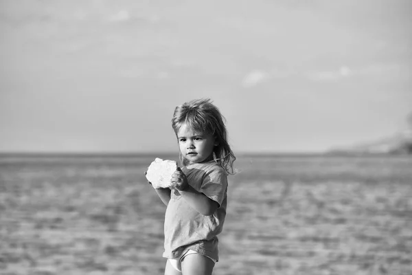 Babyjongen speelt op zee — Stockfoto