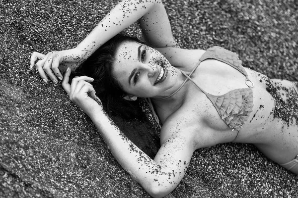 아주 행복 한 여자 바다 해변에 웃 고 — 스톡 사진