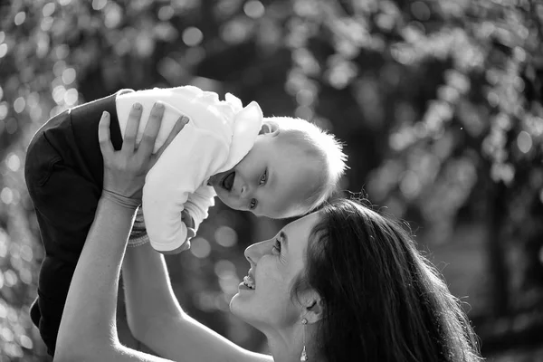 Heureux mignon bébé garçon et mère avoir amusant — Photo