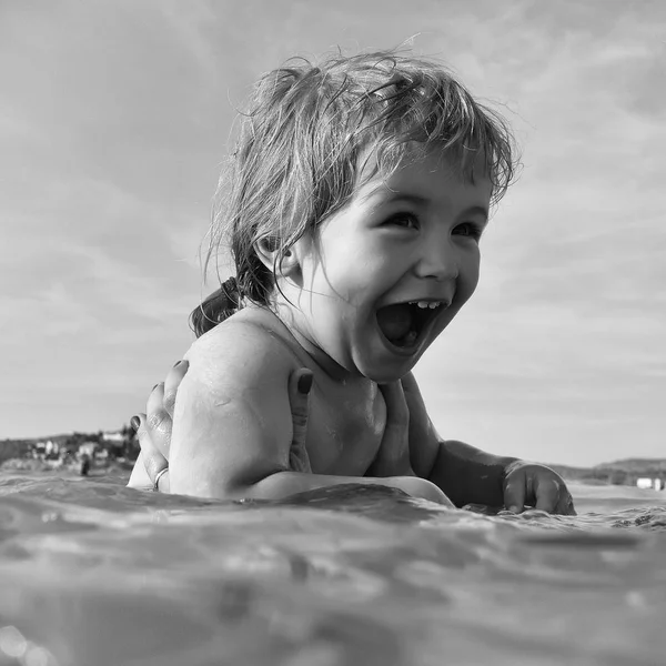Lindo niño se baña en agua . — Foto de Stock