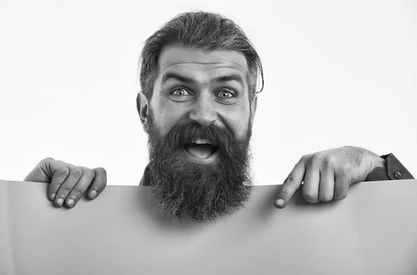 Homem barbudo feliz hipster com papel verde isolado em branco — Fotografia de Stock