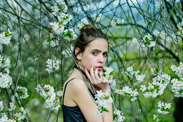 Kız ya da kadın bahçede çiçek açması ağaçları ile — Stok fotoğraf