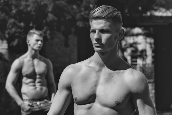 Muskulöses ernstes männliches Modell — Stockfoto