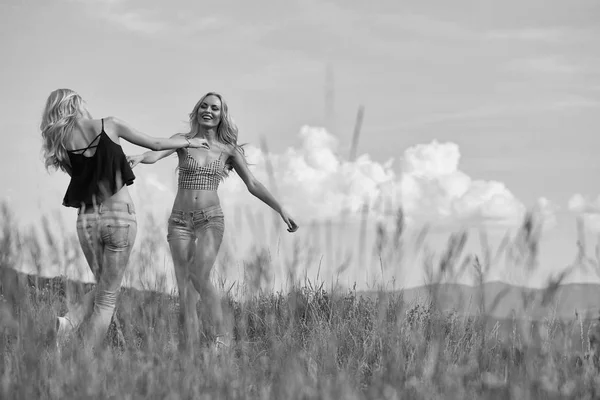 Mooie vrouwen in veld buiten — Stockfoto