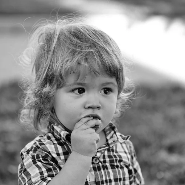 かわいい赤ちゃんの男の子の屋外 — ストック写真