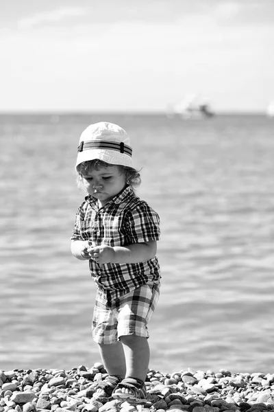 Bambino sulla spiaggia di ghiaia — Foto Stock