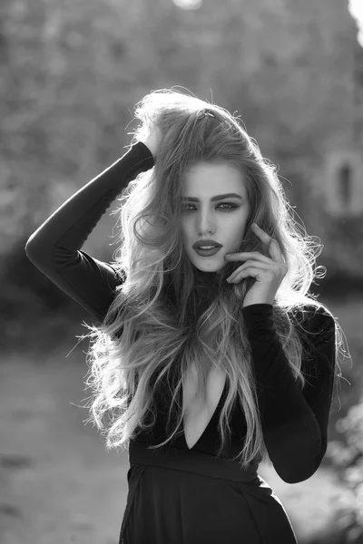 Sexy junge Frau mit langen Haaren — Stockfoto
