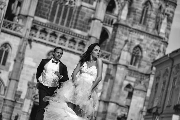 Wedding sexy couple near caste on palace outdoor — Stock Photo, Image