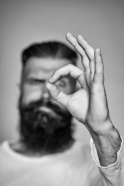 Homme barbu avec un geste d'okey — Photo