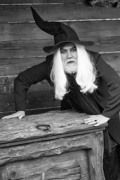 Oude wizard in de buurt van borst- of trunkpoort sierkist — Stockfoto