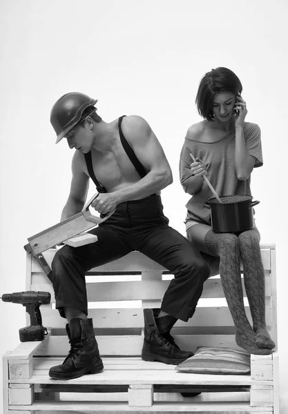 Household muscular man and woman with cell phone — Stock Photo, Image