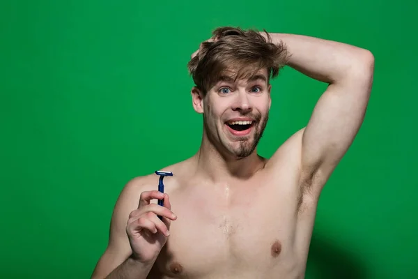 Hombre con sonrisa de navaja con la cara medio afeitada y barbuda —  Fotos de Stock