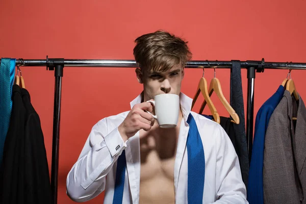 実業家飲み物お茶やコーヒー赤い背景のワードローブ — ストック写真