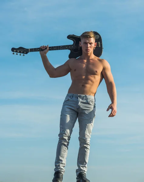 Guitarrista atleta con paquete de seis, ab en jeans al aire libre — Foto de Stock