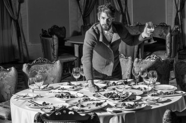 Yakışıklı adam sonra Ziyafet yiyor