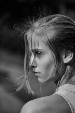 Pembe gömlekli sarışın kız