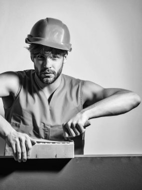 Seksi kaslı erkek yapıcı.