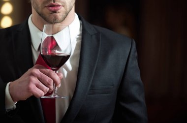 şarap adam, Toplantı elinde cam ve rahatla