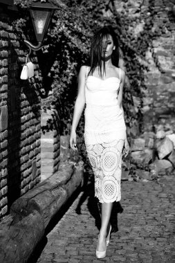 Beyaz elbiseli kadın.