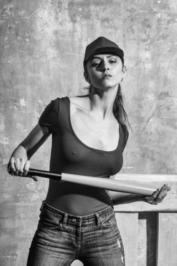 Yeşil sopası ile kırmızı şapkalı güzel kız