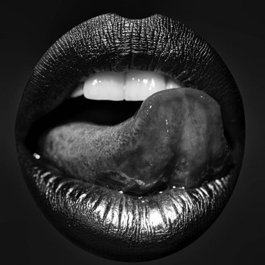 Dil ile kadın dudaklar