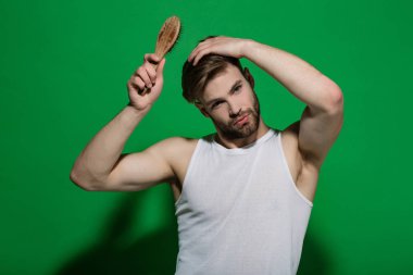 Maço sakallı yüz ve saç kesimi beyaz singlet ile