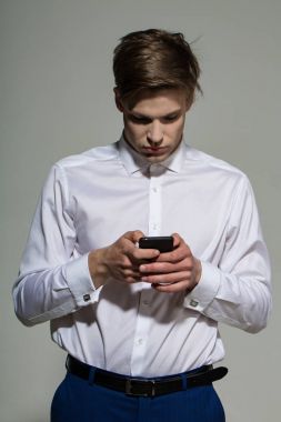 İşadamı metin cep telefonu gri arka plan üzerinde