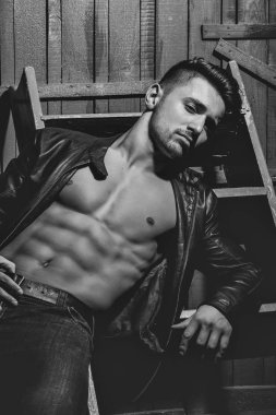 adam çıplak gövde ile