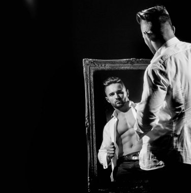 seksi atlet cesedin yanında vintage ayna ile kas maço adam