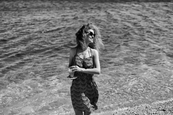 Woman in sundress on beach. — Stock Photo, Image