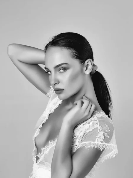 Menina bonita em bodysuit branco — Fotografia de Stock