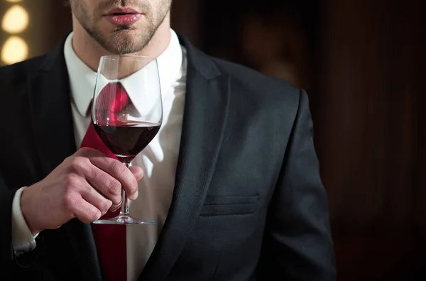 Copo de vinho na mão do homem, reunião e relaxar — Fotografia de Stock
