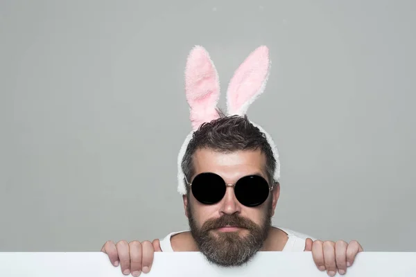 Hombre con barba larga en orejas de conejo y gafas — Foto de Stock