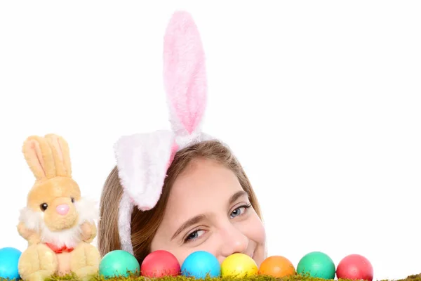 Glad påsk-flicka i bunny öron med färgglada ägg, kanin — Stockfoto