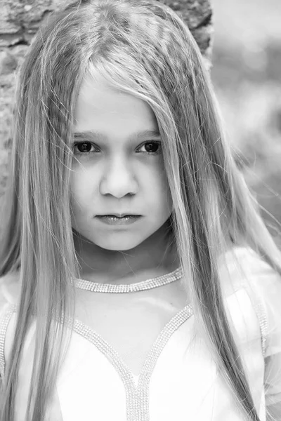 Piccola ragazza con i capelli biondi all'aperto — Foto Stock