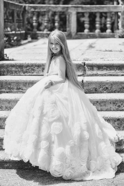 Menina pequena em vestido branco ao ar livre — Fotografia de Stock