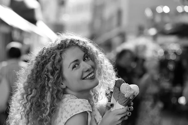 Улыбающаяся женщина с мороженым — стоковое фото
