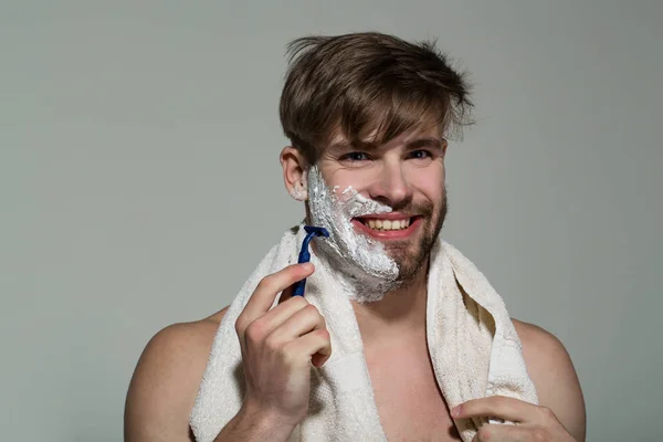 Happy man shave bearded face on grey background — Stock Photo, Image