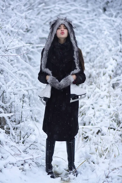 Kobieta Jazdy Łyżwach Buty Zimowe Ubrania Śnieżnym Lesie Dziewczyna Para — Zdjęcie stockowe