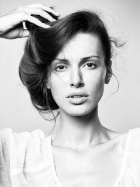 esmer saçlı oldukça stil sahibi kız