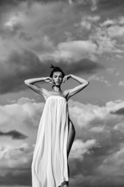 Mavi gökyüzü güzel kız