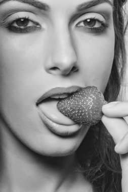 seksi kadın kırmızı çilek yeme