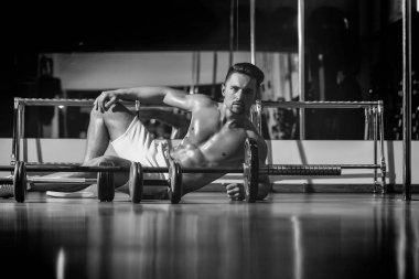 Barbell ile kas adam