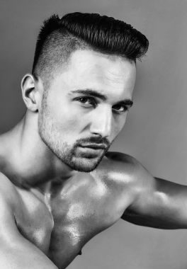 Yakışıklı adam veya kas maço