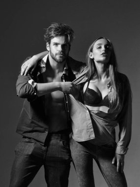 Genç çift gömlek düğmelerini aç.