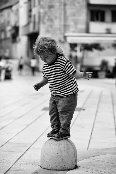 Semisphere ボラードで男の子 — ストック写真