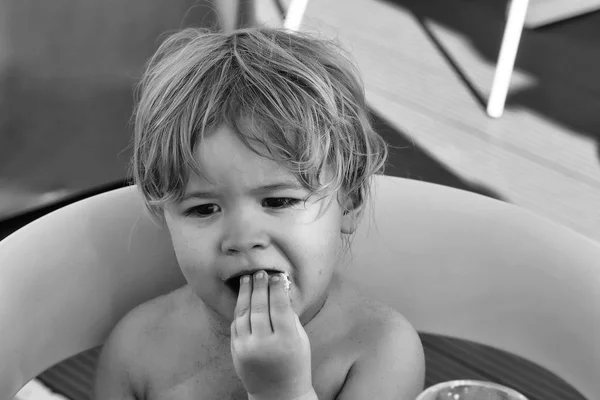 Schattige baby boy Eet lekker eten met vingers — Stockfoto
